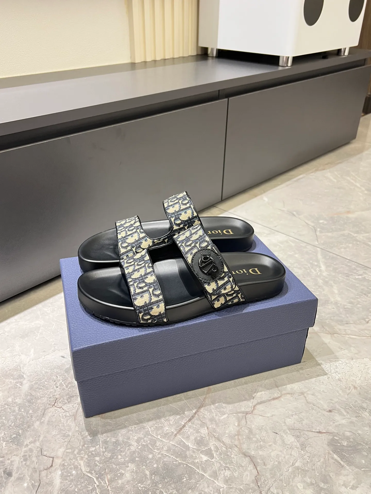 Men's men's shoes 💰p300 Size 38-45 Dior Dior's latest H-Town series Oblique thick sole slippers sandals Original purchase development and production This Dior H-Town sandals pay tribute to the classic logo of sports style and highlight Dior's high-end spirit. Crafted from black rubber with a beige and black Oblique printed upper, it's accentuated with tonal calfskin details. The rubber sole incorporates a variety of elements and is embellished with the Dior logo for a refined, futuristic look. Can be worn with shorts or jeans. Comes with exquisite packaging at the counter 🛍📦 ▪️ Fabric: Original customized imported Oblique embroidery ▪️ Lining: Imported soft sheepskin ▪️ Sole: Original molded ultra-light foam material ▪️ Bottom thickness: 4CM